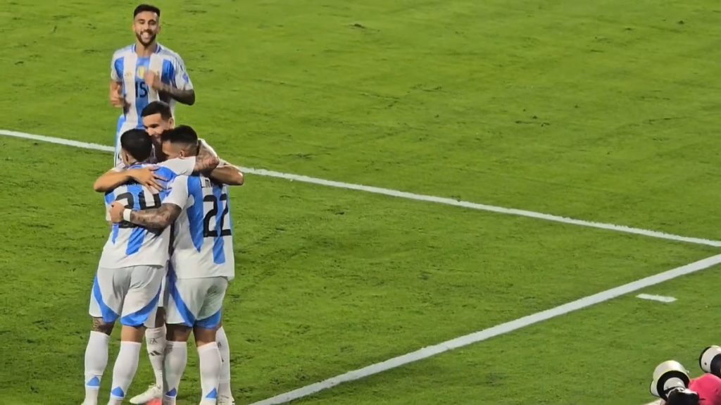 Các cầu thủ Argentina ôm nhau sau trận đấu