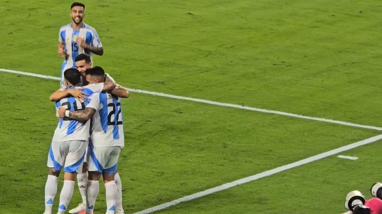 Các cầu thủ Argentina ôm nhau sau trận đấu