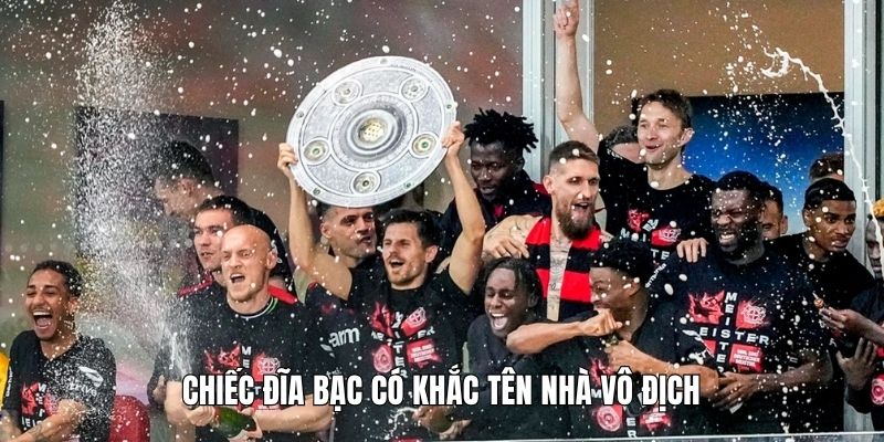 Chiếc đĩa bạc có khắc tên nhà vô địch