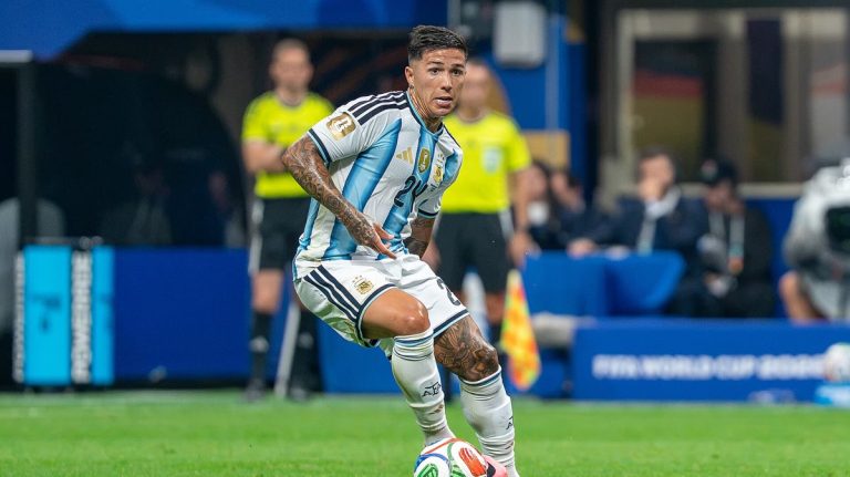 Enzo Fernandez dẫn bóng trong trận đấu của Argentina tại World Cup 2026