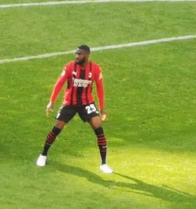 Fikayo Tomori thi đấu cho AC Milan