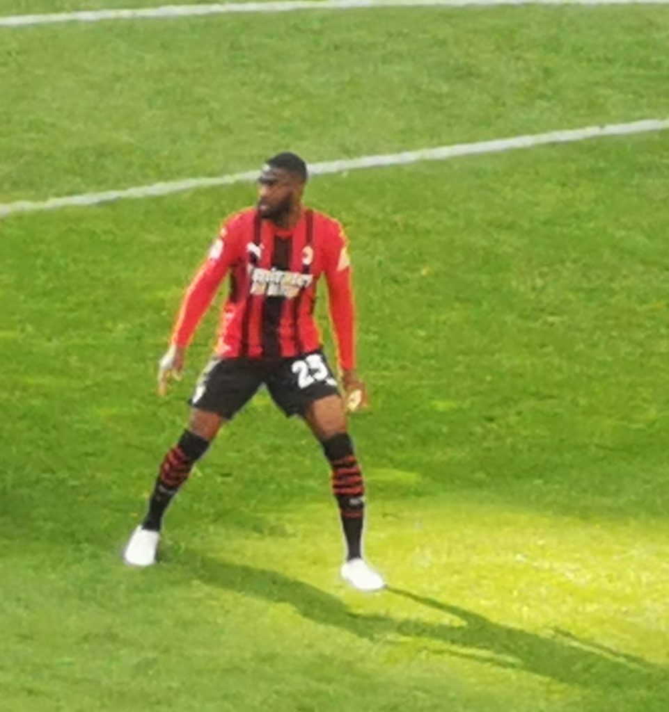 Fikayo Tomori thi đấu cho AC Milan