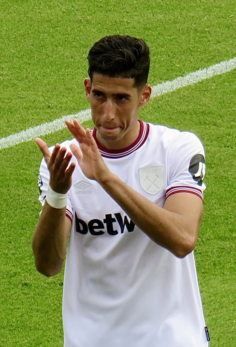 Nayef Aguerd trong màu áo West Ham United Nayef Aguerd trong giai đoạn thi đấu cho West Ham United