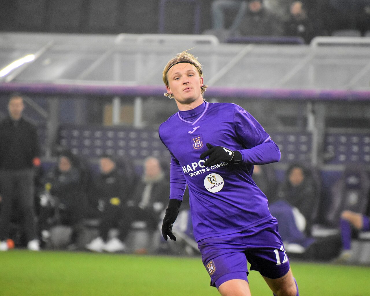 Các cầu thủ RSC Anderlecht thi đấu trên sân