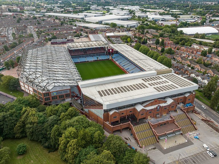 Toàn cảnh Villa Park sân nhà Aston Villa tại Birmingham