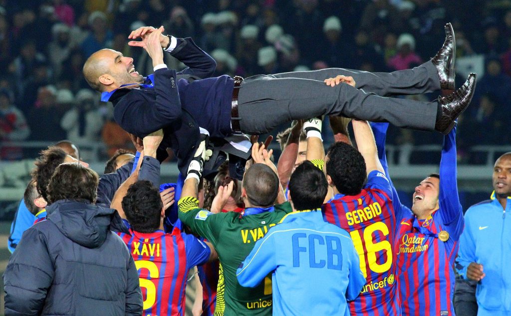 Các cầu thủ FC Barcelona tung huấn luyện viên Pep Guardiola lên không năm 2011