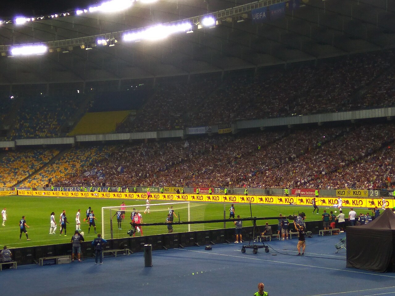 Các cầu thủ Club Brugge thi đấu trên sân