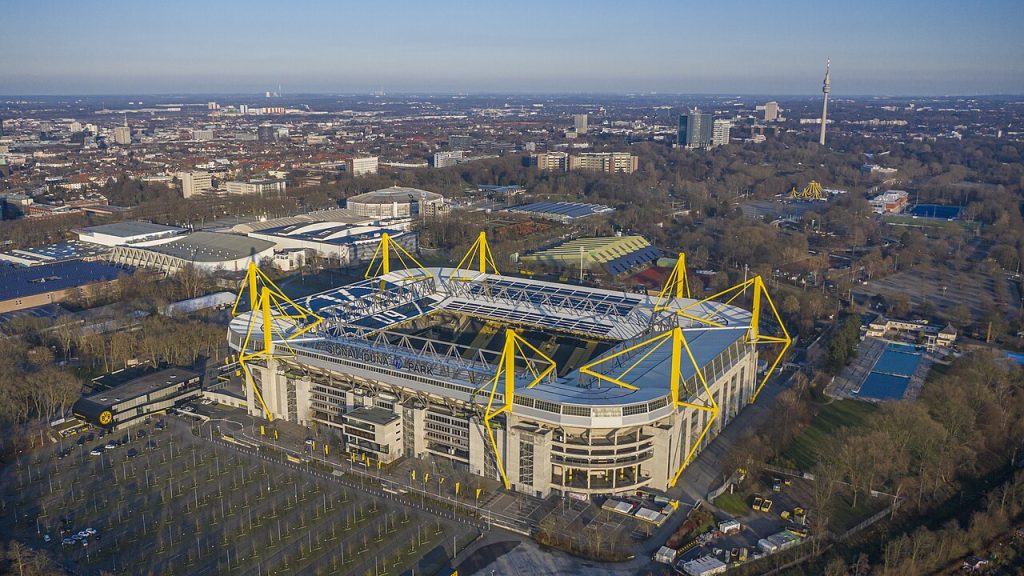 Toàn cảnh Signal Iduna Park sân nhà Borussia Dortmund