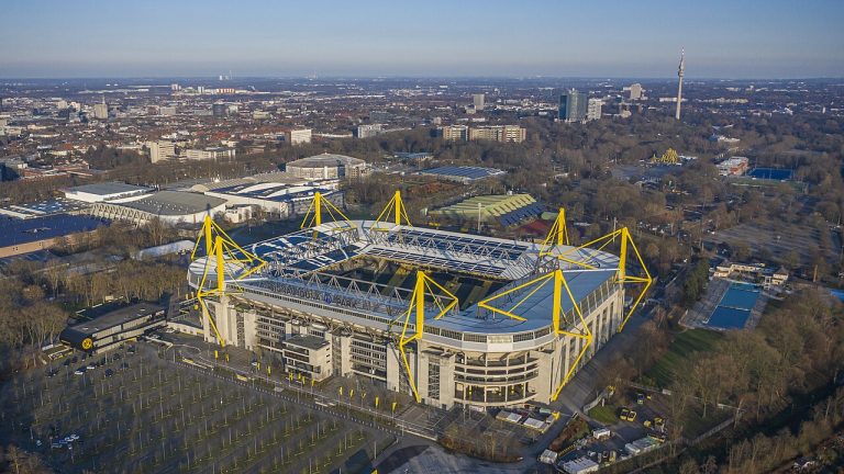 Toàn cảnh Signal Iduna Park sân nhà Borussia Dortmund
