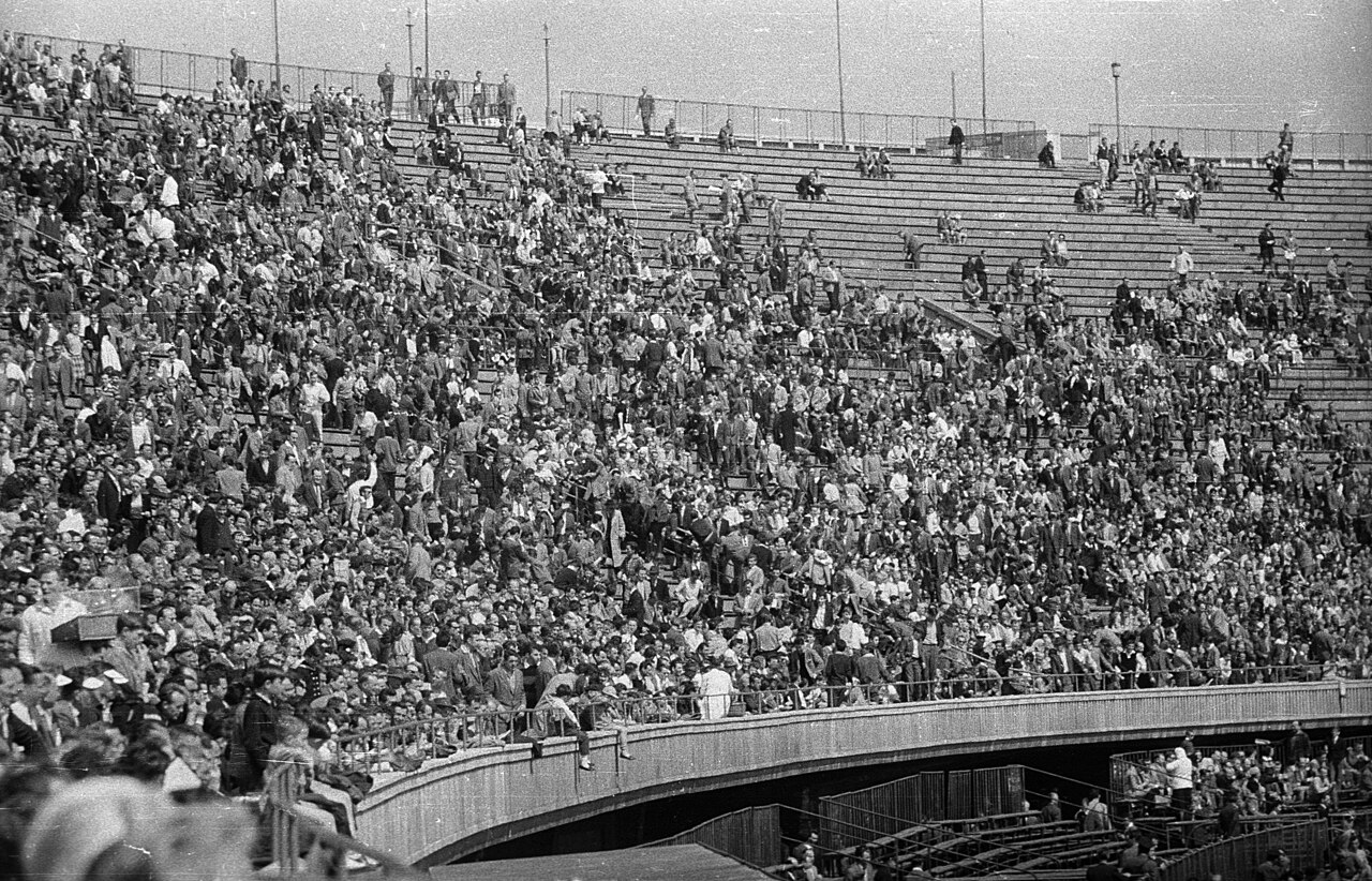 Khán giả tại Népstadion ở Budapest trong một trận bóng đá lịch sử