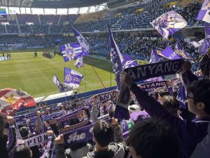 Cổ động viên FC Anyang cổ vũ tại sân Ulsan ở K League 1