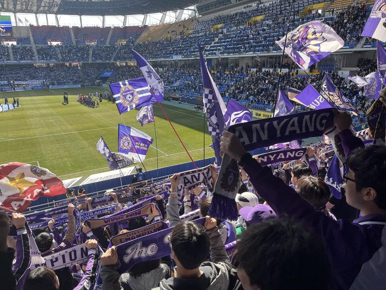 Cổ động viên FC Anyang cổ vũ tại sân Ulsan ở K League 1