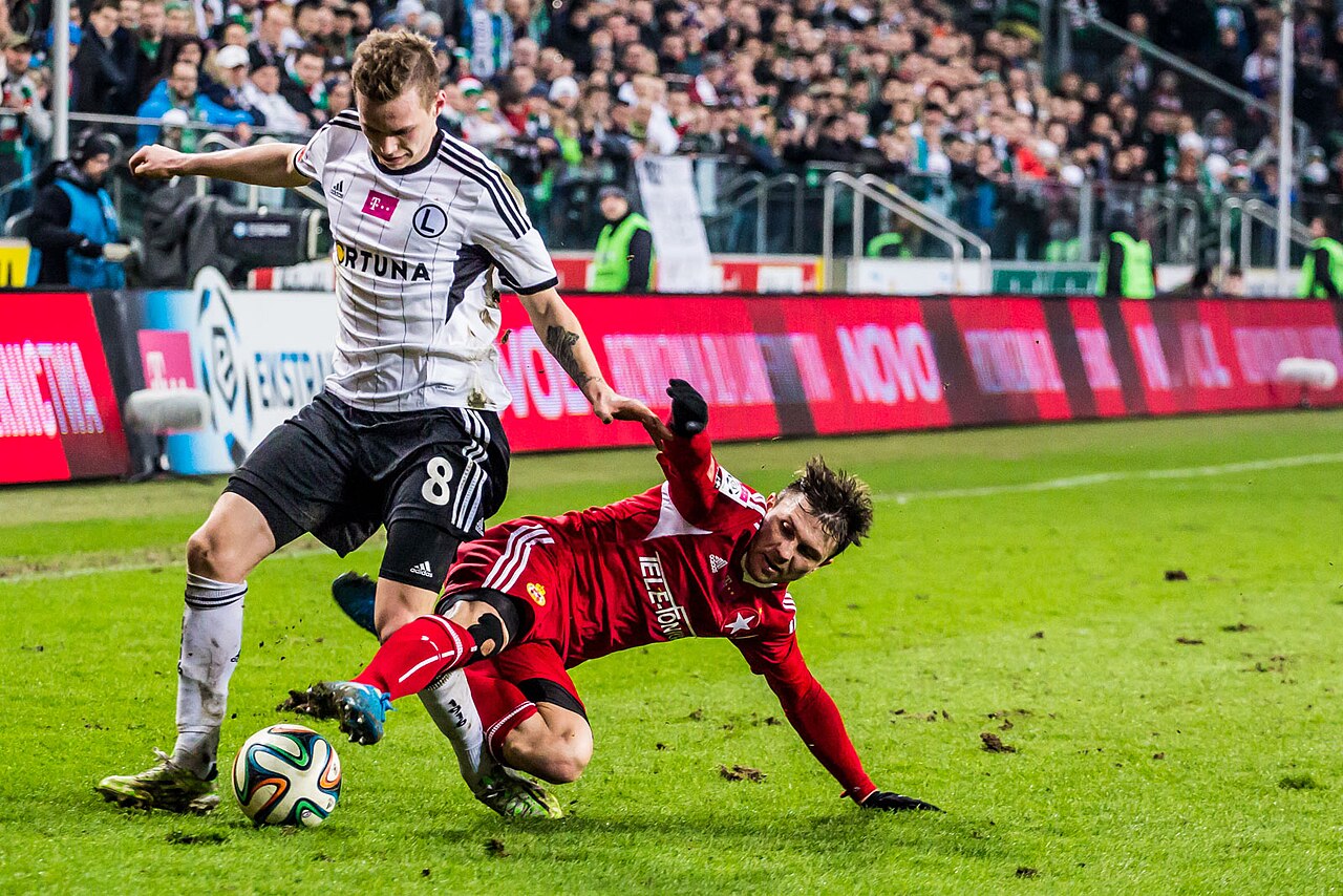 Các cầu thủ Legia Warszawa thi đấu trên sân