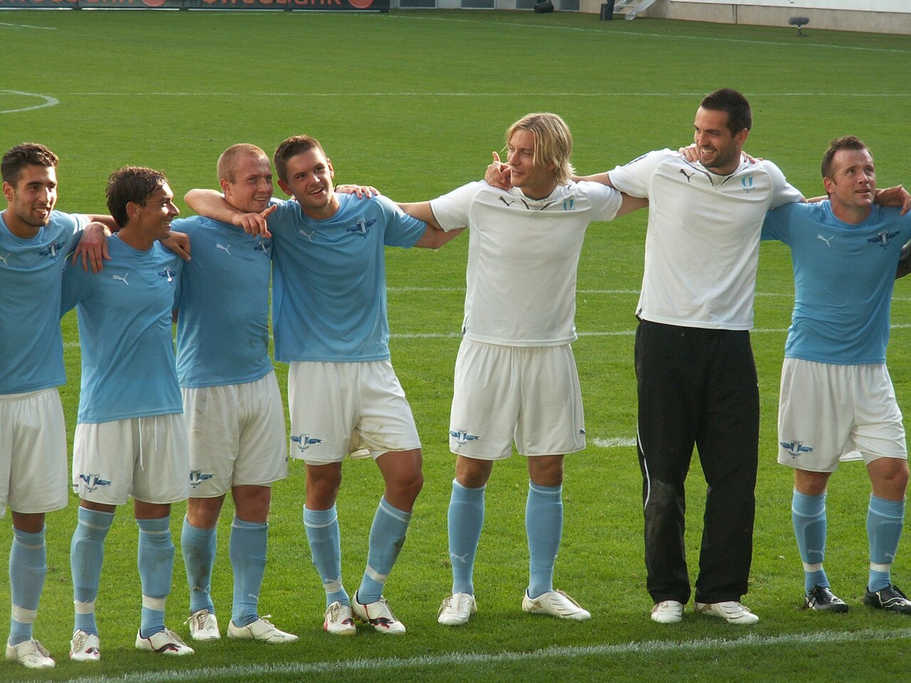 Các cầu thủ Malmö FF thi đấu trên sân