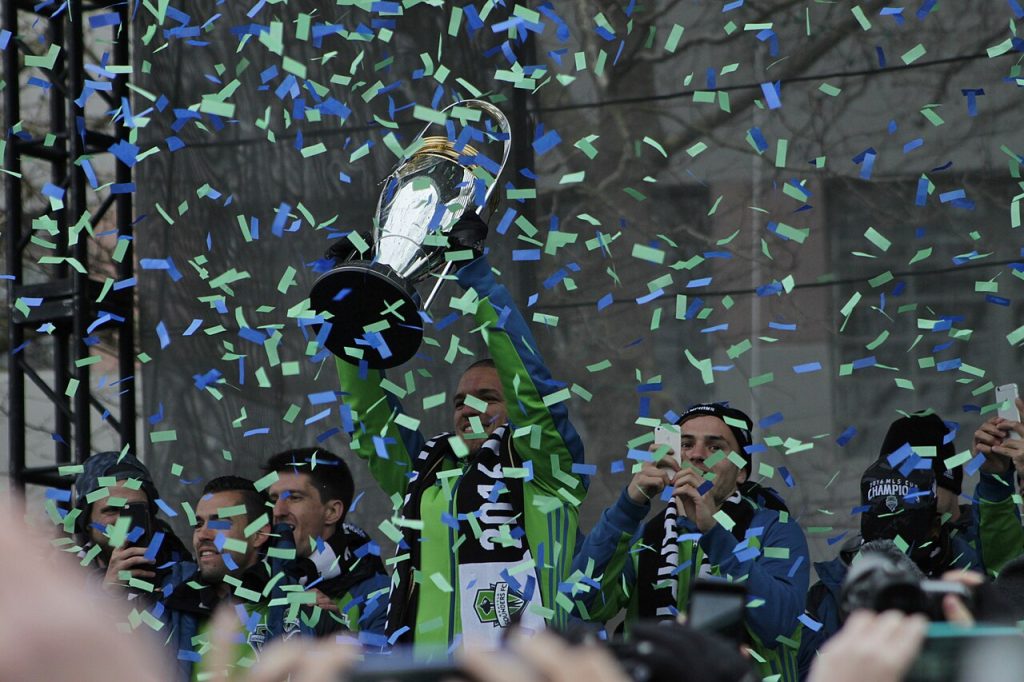 Osvaldo Alonso nâng chiếc cúp MLS Cup trong lễ mừng công