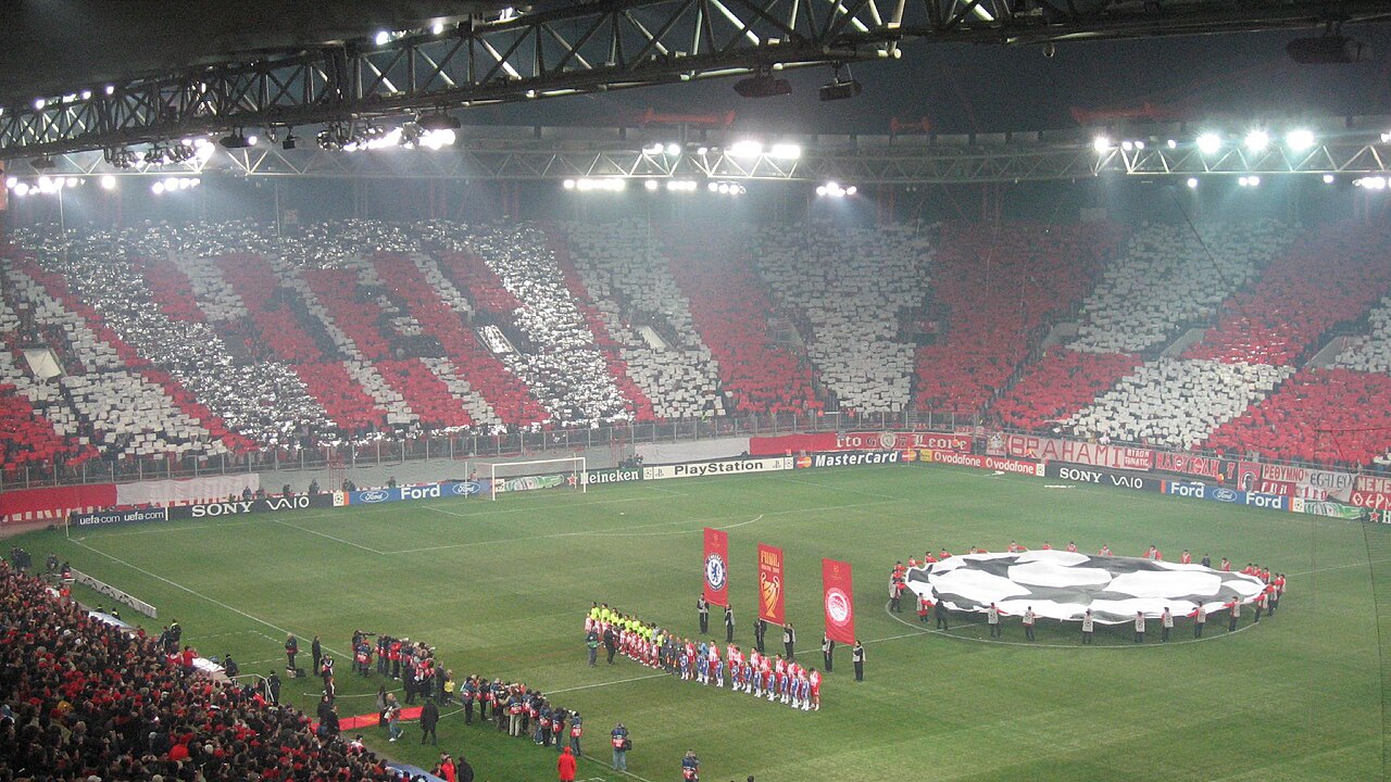 Các cầu thủ Olympiacos thi đấu trên sân
