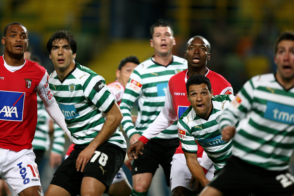 Các cầu thủ Sporting CP thi đấu trên sân