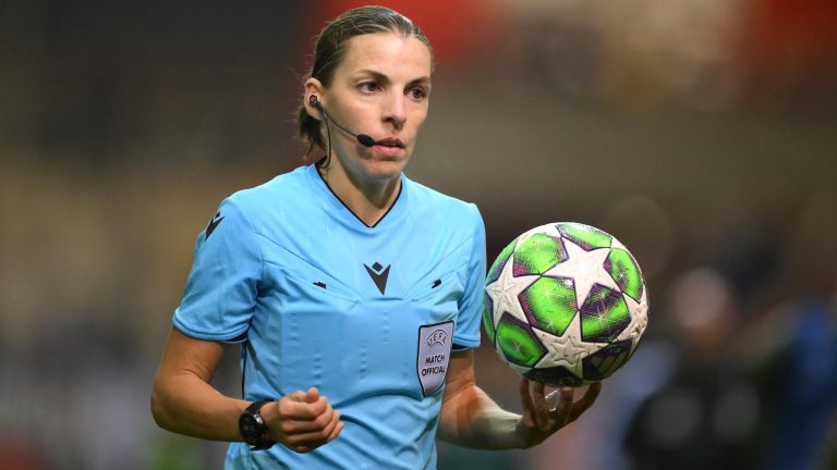 Trọng tài Stéphanie Frappart điều hành trận đấu trong hệ thống UEFA