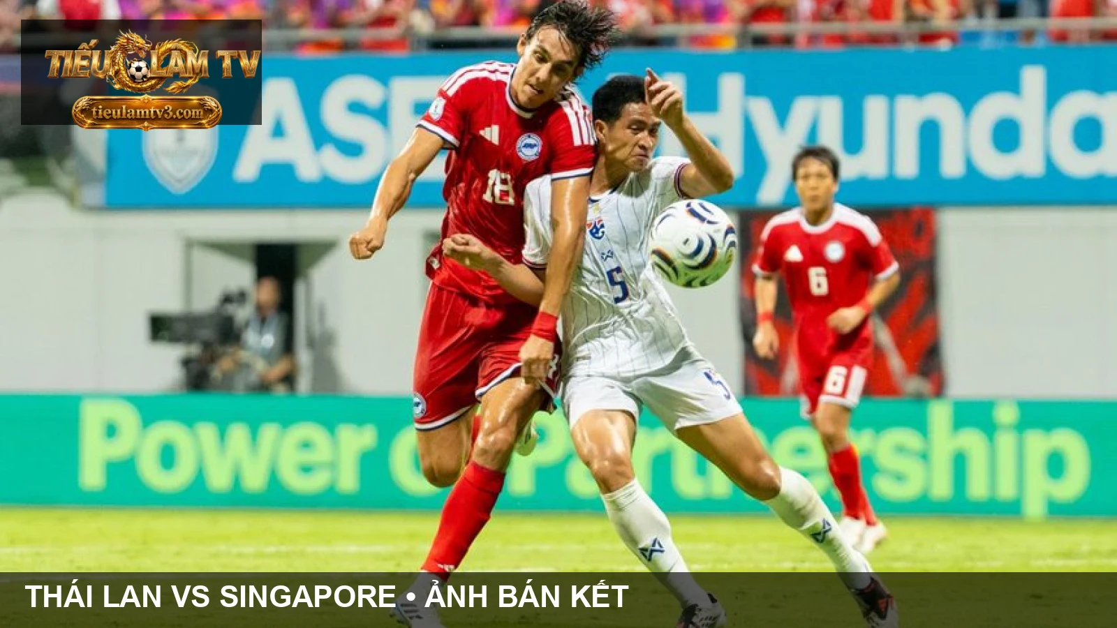 Pha bóng giữa cầu thủ Thái Lan và Singapore ở bán kết ASEAN Hyundai Cup 2026