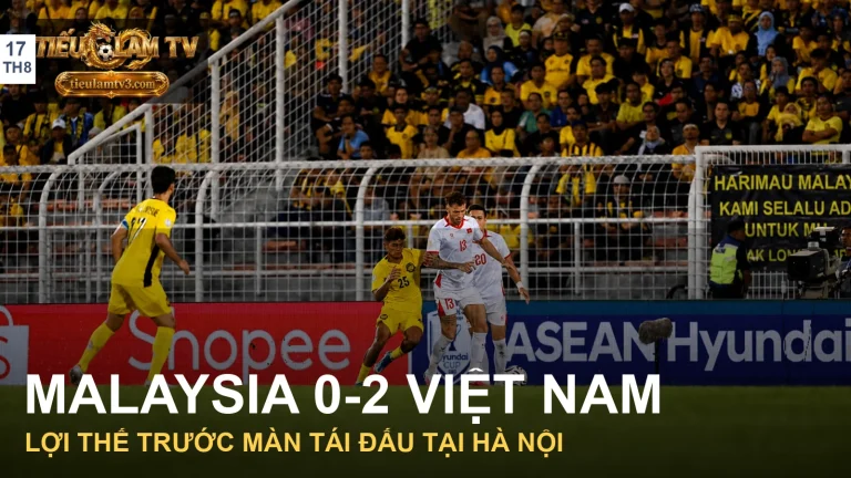 Cầu thủ Việt Nam và Malaysia tranh chấp trong trận Malaysia 0-2 Việt Nam