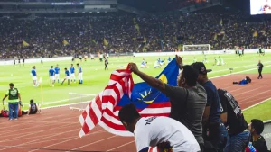 Cổ động viên Malaysia vẫy quốc kỳ trong một trận bóng đá