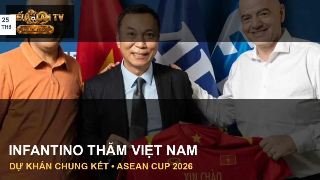 Gianni Infantino và lãnh đạo VFF cầm áo đội tuyển Việt Nam trong ảnh tư liệu