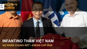 Gianni Infantino và lãnh đạo VFF cầm áo đội tuyển Việt Nam trong ảnh tư liệu