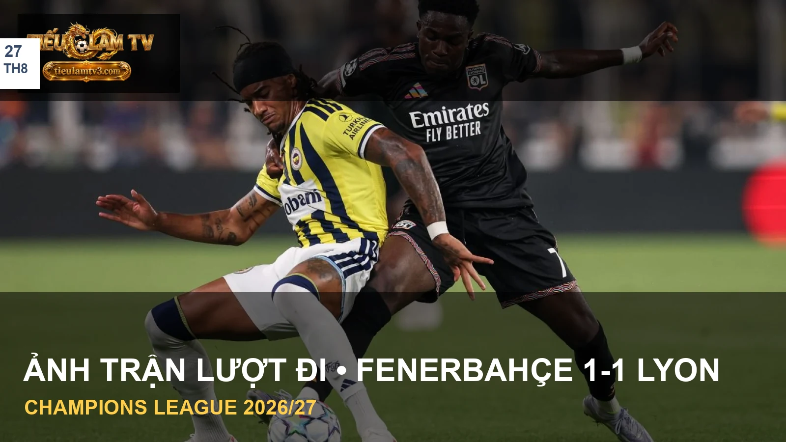 Cầu thủ Lyon tranh bóng với cầu thủ Fenerbahçe