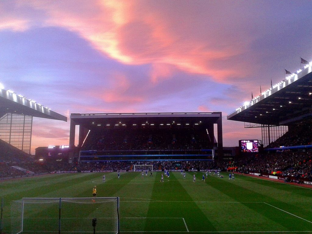 Villa Park của Aston Villa trong ánh hoàng hôn