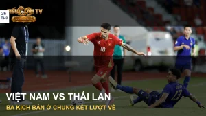 Cầu thủ Việt Nam dẫn bóng trước cầu thủ Thái Lan tại chung kết ASEAN Cup 2026