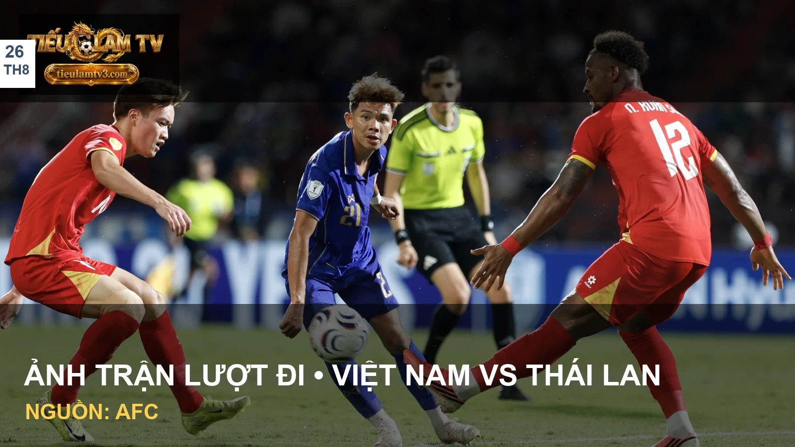 Cầu thủ Việt Nam và Thái Lan tranh chấp bóng ở chung kết lượt đi