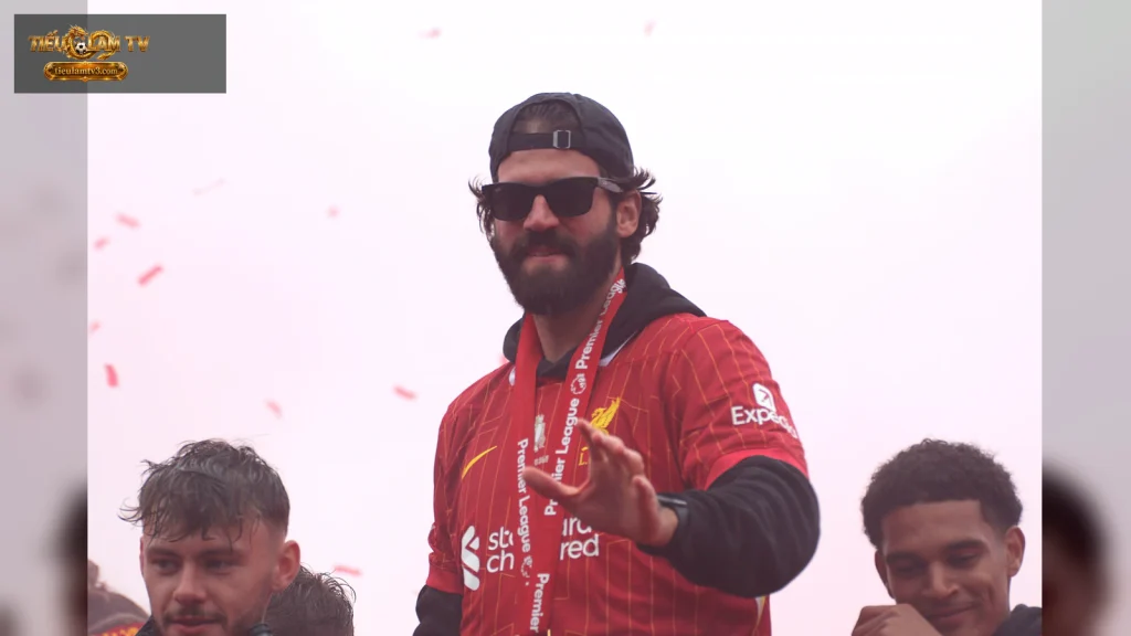 Alisson mặc áo Liverpool trong lễ diễu hành mừng chức vô địch ngày 26/5/2025