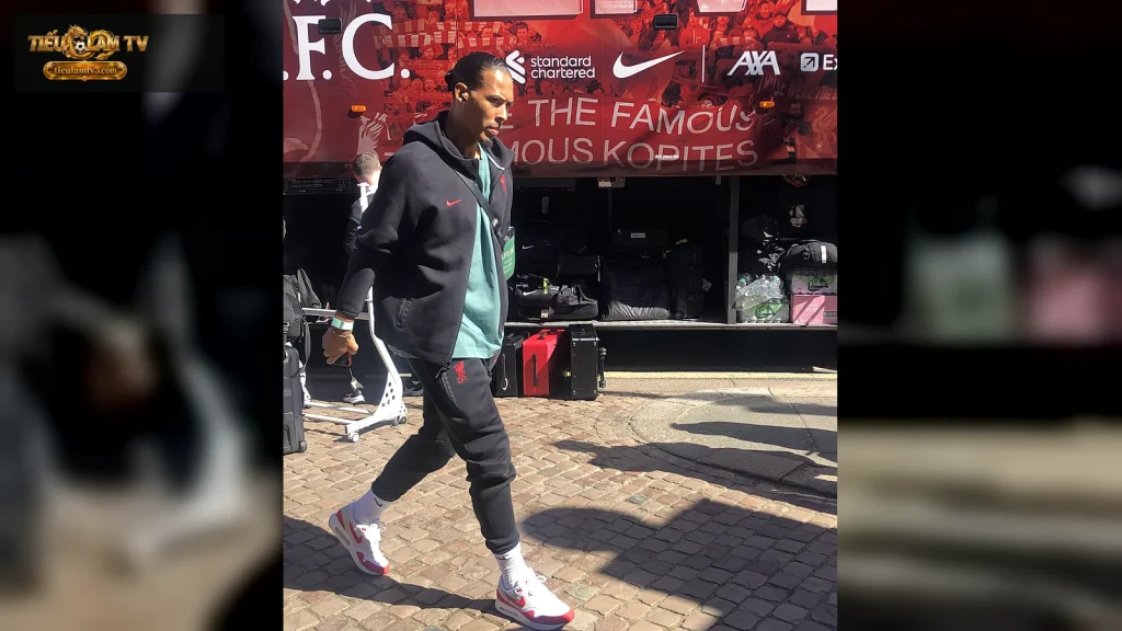 Virgil van Dijk trong trang phục Liverpool trước trận gặp Fulham ngày 6/4/2025