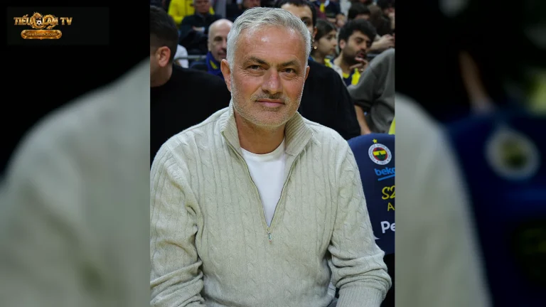 José Mourinho theo dõi trận đấu trên khán đài ngày 6/2/2025